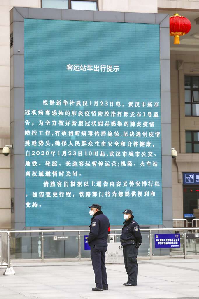 武漢肺炎疫情不斷升高,當地對外公共交通已完全中斷,火車站也被武警管控關閉。(美聯社) 武漢肺炎疫情不斷升高,當地對外公共交通已完全中斷,火車站也被武警管控關閉。(美聯社)