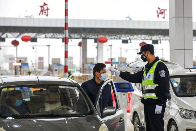 武漢肺炎疫情不斷升高,高速公路武漢收費站也對往來駕駛實施體溫檢測。(美聯社) 武漢肺炎疫情不斷升高,高速公路武漢收費站也對往來駕駛實施體溫檢測。(美聯社)
