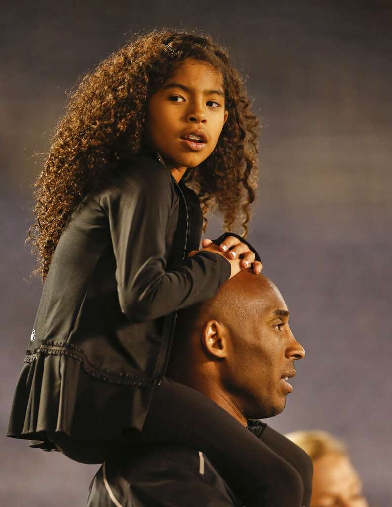 美國職籃(NBA)退役超級巨星「小飛俠」柯比.布萊恩與愛女吉安娜驟逝,讓全球無數球迷心碎神傷。(美聯社) 美國職籃(NBA)退役超級巨星「小飛俠」柯比.布萊恩與愛女吉安娜驟逝,讓全球無數球迷心碎神傷。(美聯社)