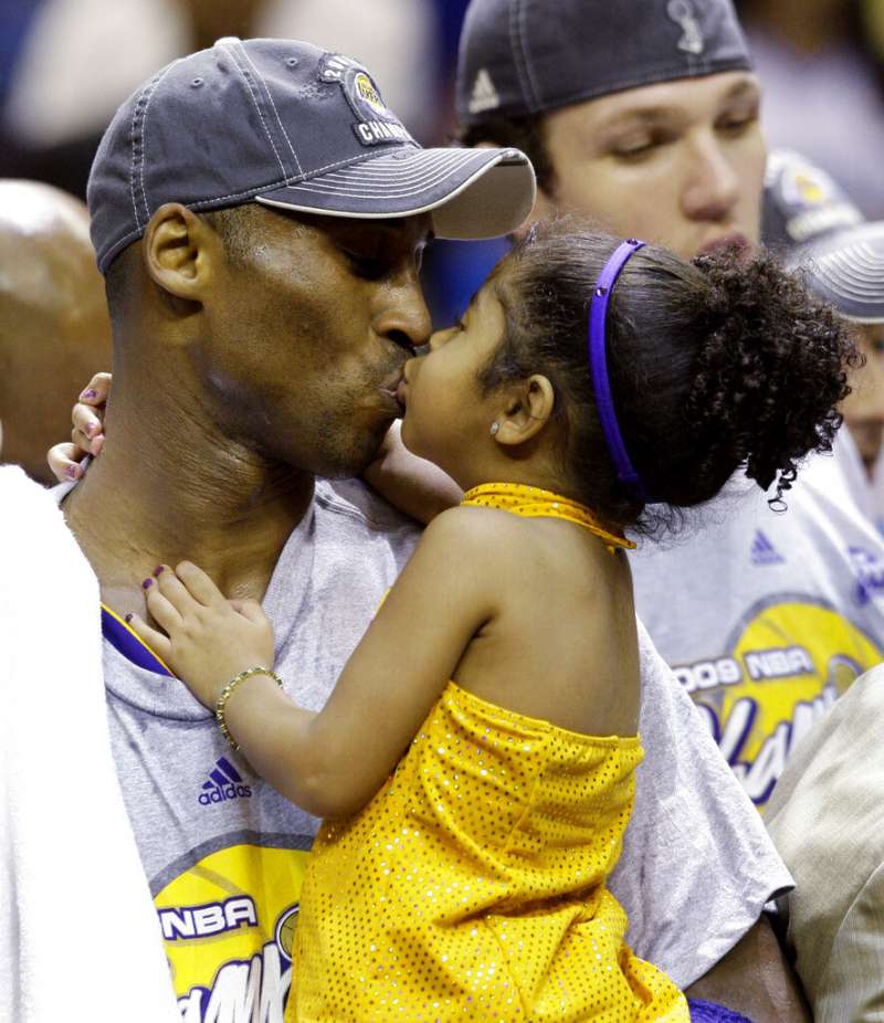 美國職籃(NBA)退役超級巨星「小飛俠」柯比.布萊恩與愛女吉安娜驟逝,讓全球無數球迷心碎神傷。(美聯社) 美國職籃(NBA)退役超級巨星「小飛俠」柯比.布萊恩與愛女吉安娜驟逝,讓全球無數球迷心碎神傷。(美聯社)