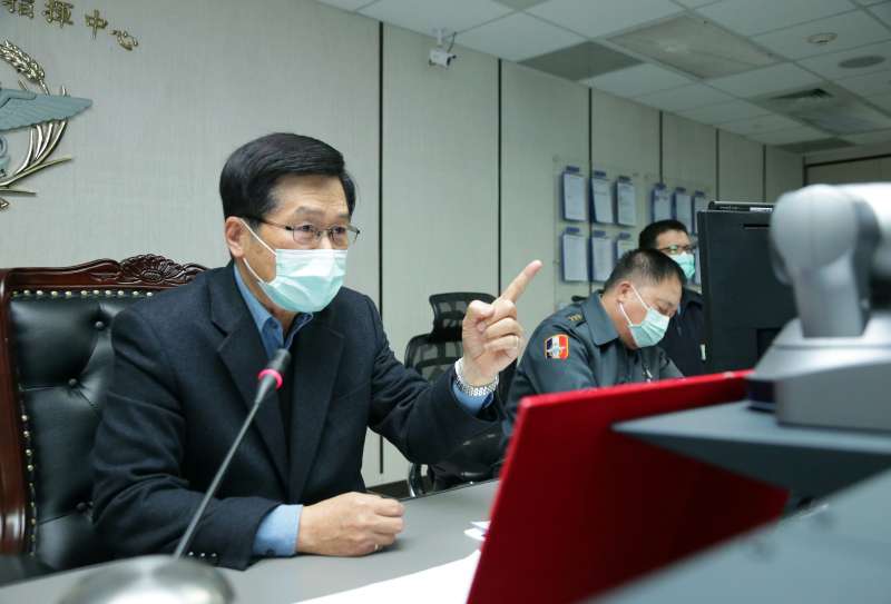 20200130-武漢肺炎疫情延燒,國防部長嚴德發30日前往國軍聯合作戰指揮中心進行視訊會議,指示各單位全力進行防疫工作。(取自軍聞社) 20200130-武漢肺炎疫情延燒,國防部長嚴德發30日前往國軍聯合作戰指揮中心進行視訊會議,指示各單位全力進行防疫工作。(取自軍聞社)