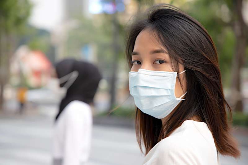 戴外科口罩才能有效隔絕呼吸道感染。(圖/Hello醫師) 戴外科口罩才能有效隔絕呼吸道感染。(圖/Hello醫師)