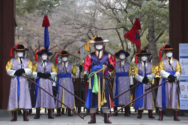 武漢肺炎疫情升高,連首爾德壽宮的古裝護衛都戴起口罩,絲毫不敢馬虎。(美聯社) 武漢肺炎疫情升高,連首爾德壽宮的古裝護衛都戴起口罩,絲毫不敢馬虎。(美聯社)