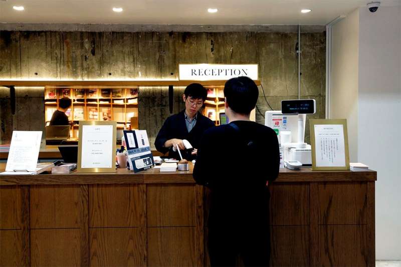 文喫與店長伊藤晃。(攝影:長坂芳樹) 文喫與店長伊藤晃。(攝影:長坂芳樹)