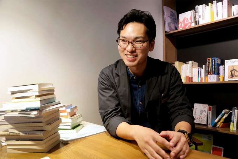 付費書店「文喫」店長伊藤晃。(攝影:長坂芳樹) 付費書店「文喫」店長伊藤晃。(攝影:長坂芳樹)