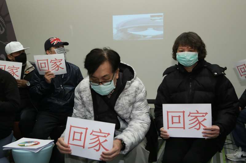 20200201-武漢封城受困家屬代表1日出席滯留湖北台灣三佰同胞要求回家及提供生活物資事由記者會,並與家人視訊。(簡必丞攝) 20200201-武漢封城受困家屬代表1日出席滯留湖北台灣三佰同胞要求回家及提供生活物資事由記者會,並與家人視訊。(簡必丞攝)