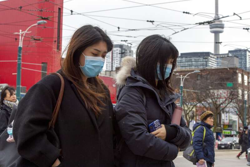 武漢肺炎疫情未歇,加拿大多倫多的居民也戴起口罩。(美聯社) 武漢肺炎疫情未歇,加拿大多倫多的居民也戴起口罩。(美聯社)