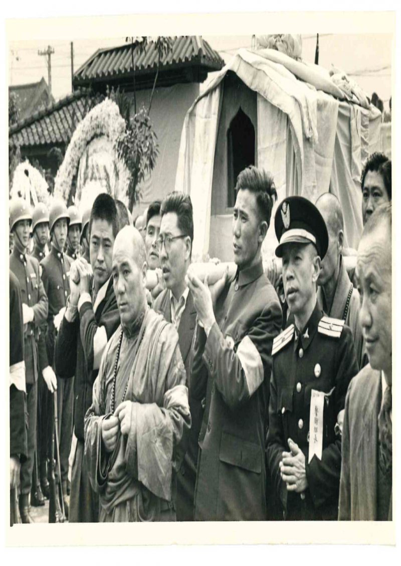 1957年甘珠佛爺主持了章嘉大師喪葬中的一切法儀,右後方者是作者父親海玉祥(海中雄提供) 1957年甘珠佛爺主持了章嘉大師喪葬中的一切法儀,右後方者是作者父親海玉祥(海中雄提供)