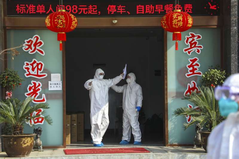 檢疫人員在武漢一間充作隔離病人用的旅館進行消毒。(美聯社) 檢疫人員在武漢一間充作隔離病人用的旅館進行消毒。(美聯社)