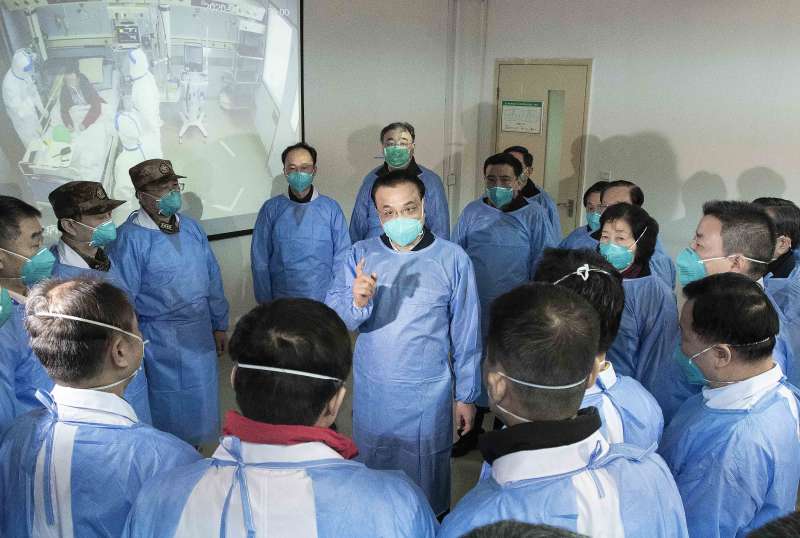 武漢肺炎。1月27日,中國國務院總理李克強在武漢向醫護人員講話。(Li Tao/Xinhua via AP) 武漢肺炎。1月27日,中國國務院總理李克強在武漢向醫護人員講話。(Li Tao/Xinhua via AP)
