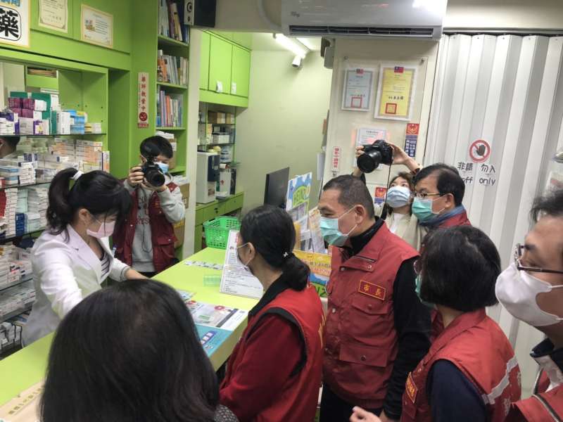 為即時了解現場販售口罩情況,市長侯友宜今(6)日上午9時隨機訪視板橋3家、萬里2家健保特約藥局。(圖/新北市衛生局提供) 為即時了解現場販售口罩情況,市長侯友宜今(6)日上午9時隨機訪視板橋3家、萬里2家健保特約藥局。(圖/新北市衛生局提供)