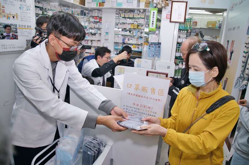 20200206-口罩實名制6日起上路,民眾至藥局購買口罩。(盧逸峰攝) 20200206-口罩實名制6日起上路,民眾至藥局購買口罩。(盧逸峰攝)