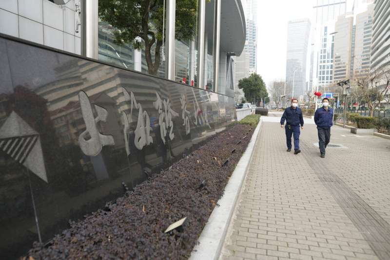 武漢肺炎肆虐,上海2月10日宣布採取「封閉式管理」。(美聯社) 武漢肺炎肆虐,上海2月10日宣布採取「封閉式管理」。(美聯社)