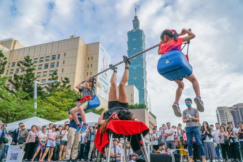 街頭藝人足上舞伶楊立微將於后里馬場園區現場演出。(圖／台中市府文化局提供)