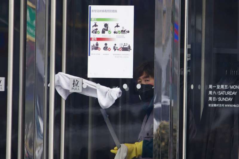 北京一處大樓入口張貼著武漢肺炎疫情的注意事項。(美聯社) 北京一處大樓入口張貼著武漢肺炎疫情的注意事項。(美聯社)