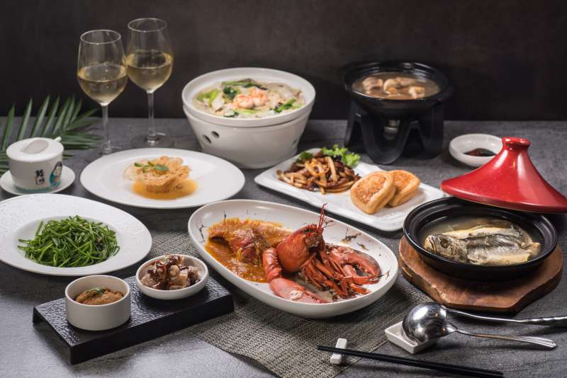 情人節套餐包含辣椒龍蝦的八道經典料理加雙份單杯白酒,僅2,020元,CP值相當高。 (圖/風傳媒) 情人節套餐包含辣椒龍蝦的八道經典料理加雙份單杯白酒,僅2,020元,CP值相當高。 (圖/風傳媒)