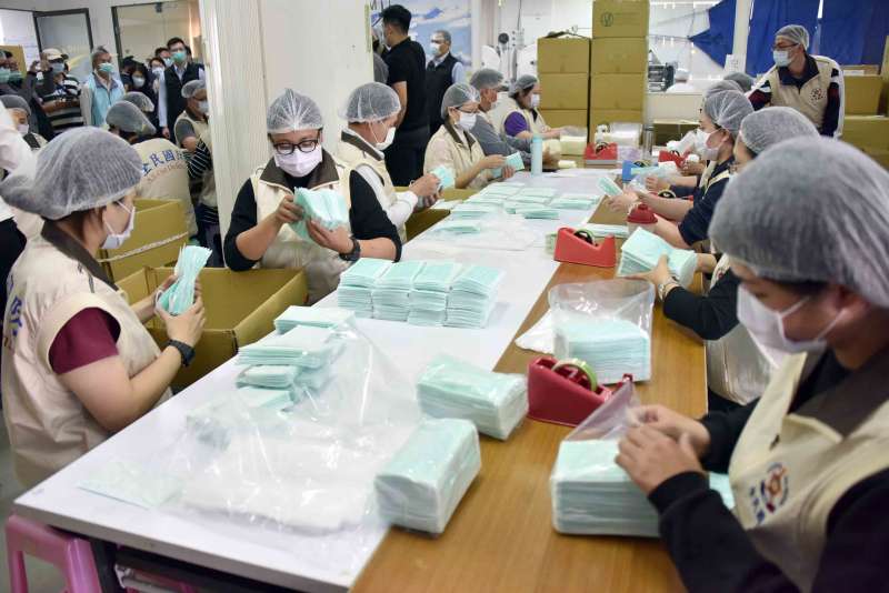 20200212-高雄市長韓國瑜慰問口罩生產工廠。(高雄市政府提供) 20200212-高雄市長韓國瑜慰問口罩生產工廠。(高雄市政府提供)