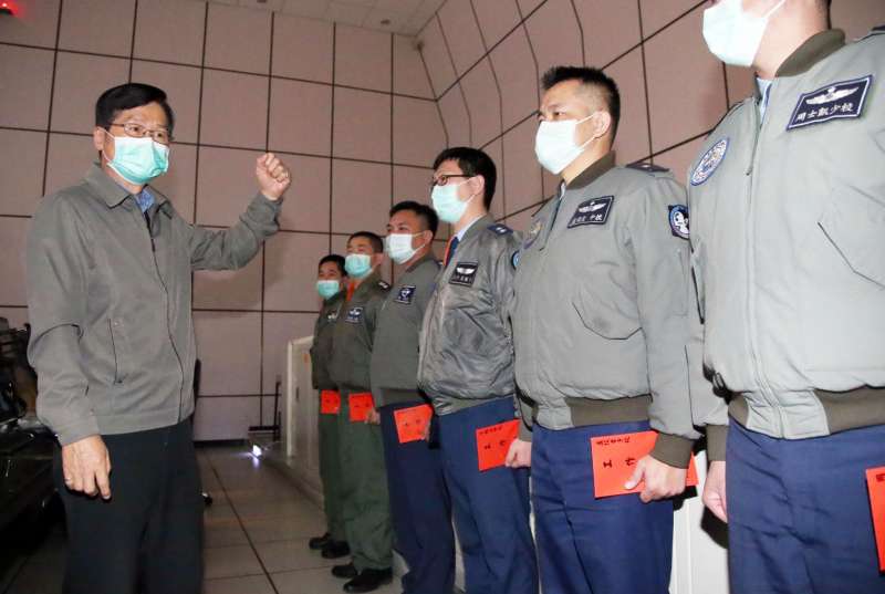 20200212-中共多型軍機分別在本月9日、10日兩天,接連在台灣周邊空域活動,國防部長嚴德發昨(11)日更前往位於台北蟾蜍山的空軍作戰指揮部聽取簡報。(取自軍聞社) 20200212-中共多型軍機分別在本月9日、10日兩天,接連在台灣周邊空域活動,國防部長嚴德發昨(11)日更前往位於台北蟾蜍山的空軍作戰指揮部聽取簡報。(取自軍聞社)