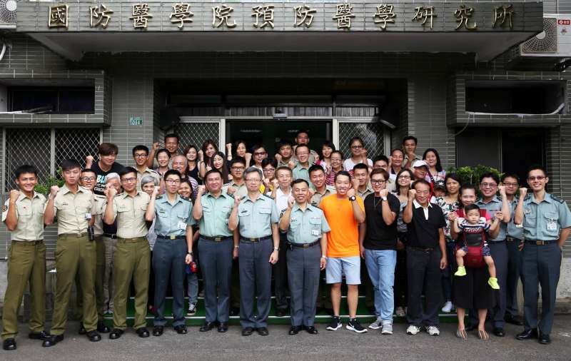 20200213-除化學兵外,國軍還有一個壓箱寶,就是隸屬於國防醫學院的「預防醫學研究所」,預醫所及內部的第四級生物安全實驗室(P4實驗室)將是台灣抗衡武漢肺炎的重要指標。圖為預醫所勤務隊懇親合影。(取自國防醫學院臉書) 20200213-除化學兵外,國軍還有一個壓箱寶,就是隸屬於國防醫學院的「預防醫學研究所」,預醫所及內部的第四級生物安全實驗室(P4實驗室)將是台灣抗衡武漢肺炎的重要指標。圖為預醫所勤務隊懇親合影。(取自國防醫學院臉書)