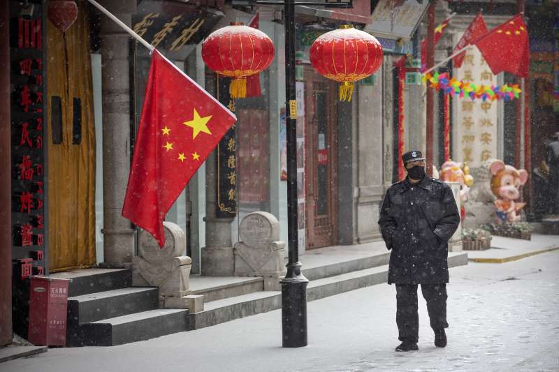 武漢肺炎。2月5日，北京一名維安人員戴著口罩在雪中巡邏。（AP）