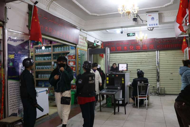在喀什,圖中這類安全檢查依然很普遍,檢查地點多半是居民區和公共建築的入口處,而非大街上。(EVA DOU/THE WALL STREET JOURNAL) 在喀什,圖中這類安全檢查依然很普遍,檢查地點多半是居民區和公共建築的入口處,而非大街上。(EVA DOU/THE WALL STREET JOURNAL)