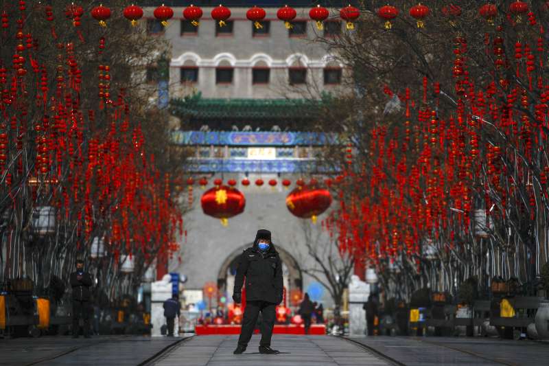 北京市前門大街,保安人員戴著口罩巡邏。新冠肺炎、武漢肺炎。(AP) 北京市前門大街,保安人員戴著口罩巡邏。新冠肺炎、武漢肺炎。(AP)