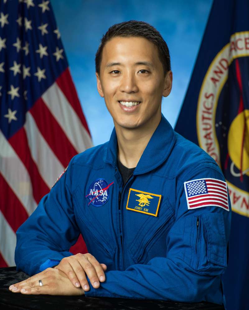 20200219-Johnny Kim近日成為NASA史上第一位韓裔太空人,未來有機會登月甚至踏上火星表面,然而在此之前,他已具備美國海軍海豹部隊及哈佛醫學院畢業醫生兩個資歷,三者相加使其成為傳奇。(取自NASA官網) 20200219-Johnny Kim近日成為NASA史上第一位韓裔太空人,未來有機會登月甚至踏上火星表面,然而在此之前,他已具備美國海軍海豹部隊及哈佛醫學院畢業醫生兩個資歷,三者相加使其成為傳奇。(取自NASA官網)