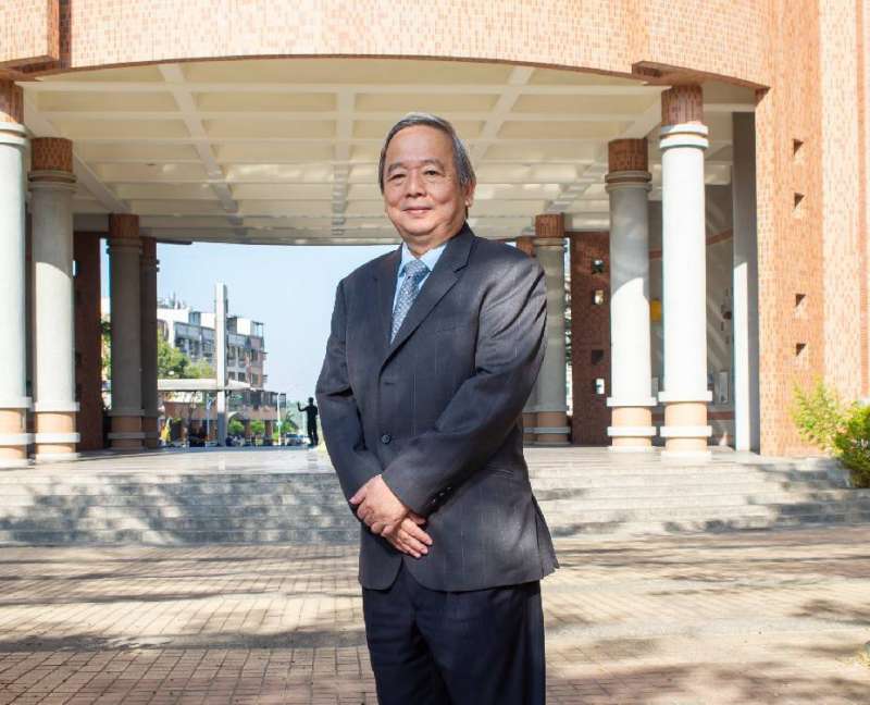新任運動發展局長許文宗,曾任高雄市立楠梓、新莊、中正等三所高中校長、教育局主秘、中華民國高級中等學校體育總會長等經歷。(圖/高市府新聞局提供) 新任運動發展局長許文宗,曾任高雄市立楠梓、新莊、中正等三所高中校長、教育局主秘、中華民國高級中等學校體育總會長等經歷。(圖/高市府新聞局提供)