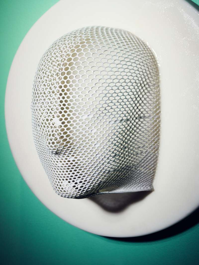 這個防輻射面罩改裝成的燈罩作品超過100萬次點閱。(圖/Wired.com) 這個防輻射面罩改裝成的燈罩作品超過100萬次點閱。(圖/Wired.com)