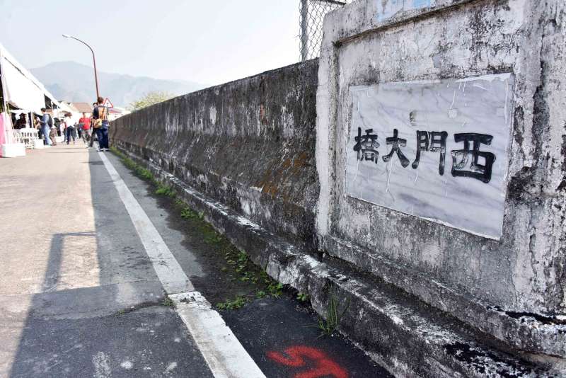 西門大橋南側道路是連接中壇、瀰濃的主要村里道路。推動拓寬,從原本4.5到6公尺,拓寬為10公尺、長度約233公尺,亦可做為市道181線的替代道路。(圖/徐炳文攝) 西門大橋南側道路是連接中壇、瀰濃的主要村里道路。推動拓寬,從原本4.5到6公尺,拓寬為10公尺、長度約233公尺,亦可做為市道181線的替代道路。(圖/徐炳文攝)