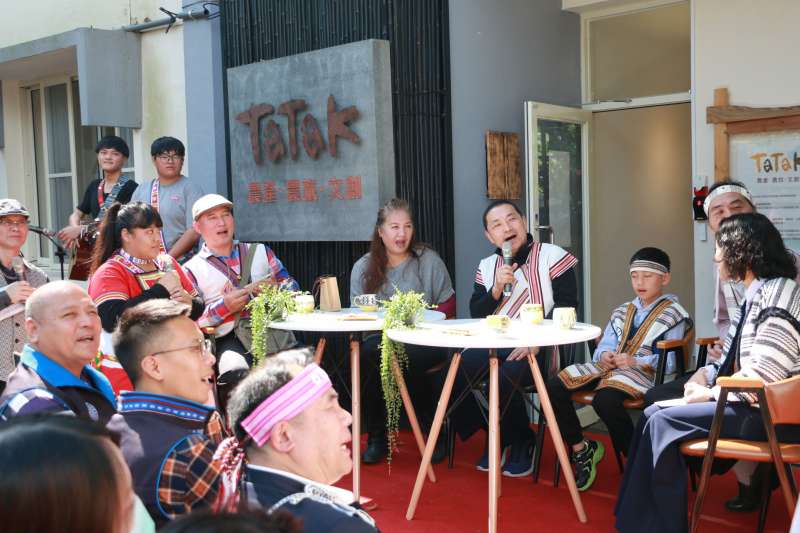 市長侯友宜大秀歌喉學族語民眾拍手叫好。(圖/李梅瑛攝) 市長侯友宜大秀歌喉學族語民眾拍手叫好。(圖/李梅瑛攝)