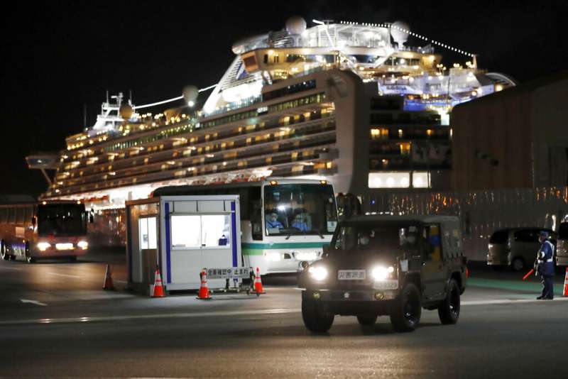 鑽石公主號陸續上檢查結果陰性的旅客下船。(美聯社) 鑽石公主號陸續上檢查結果陰性的旅客下船。(美聯社)
