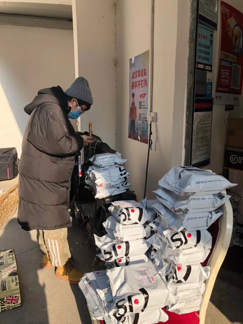 劉婷忙著處理即將分送給大家的口罩。(圖/無所不JI) 劉婷忙著處理即將分送給大家的口罩。(圖/無所不JI)