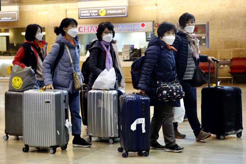 武漢肺炎:以色列機場的南韓旅客戴口罩(AP) 武漢肺炎:以色列機場的南韓旅客戴口罩(AP)