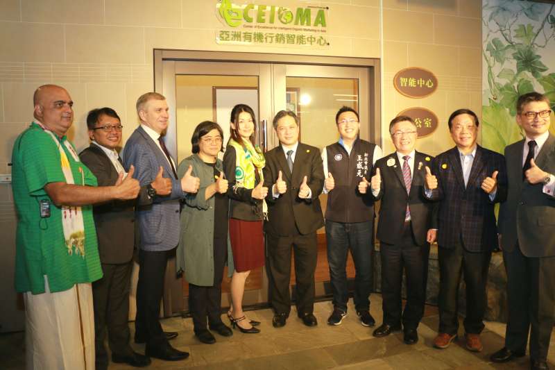 副市長吳明機(右五)於亞洲有機行銷智能中心揭牌儀式後與貴賓合影。(圖/李梅瑛攝)      