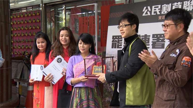 Wecare高雄和台灣基進與公民割草行動下午共同召開「掀開韓國瑜遮羞布記者會」。 (圖/徐炳文攝) Wecare高雄和台灣基進與公民割草行動下午共同召開「掀開韓國瑜遮羞布記者會」。 (圖/徐炳文攝)