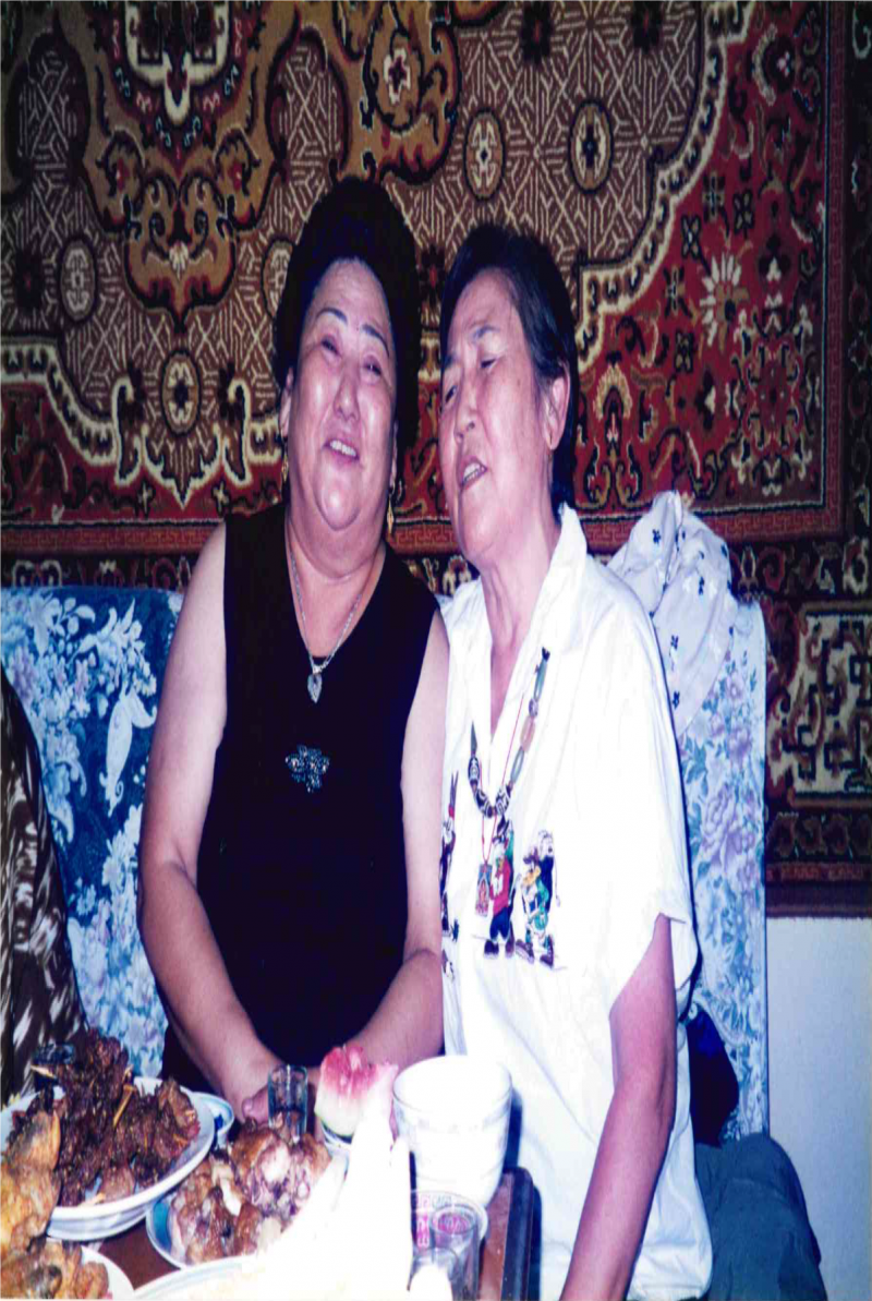 吳敦娜笙與鄉親聚會微醺歡唱。(海中雄提供) 吳敦娜笙與鄉親聚會微醺歡唱。(海中雄提供)