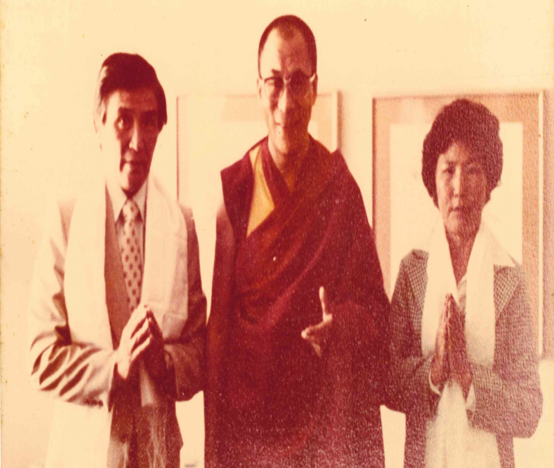 吳敦娜笙與杜固爾虔誠的佛教徒。(海中雄提供) 吳敦娜笙與杜固爾虔誠的佛教徒。(海中雄提供)