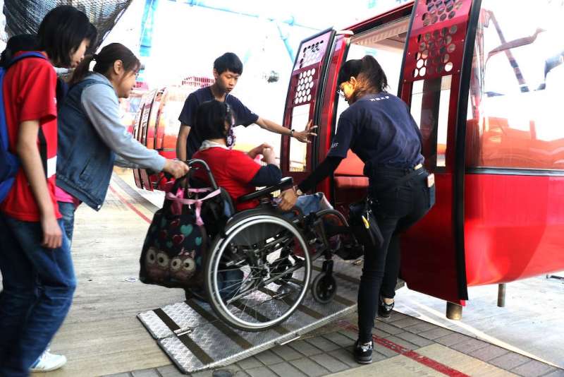 麗寶摩天輪的無障礙設計，讓許多輪椅族一圓乘上天際的夢想。(圖／麗寶提供)