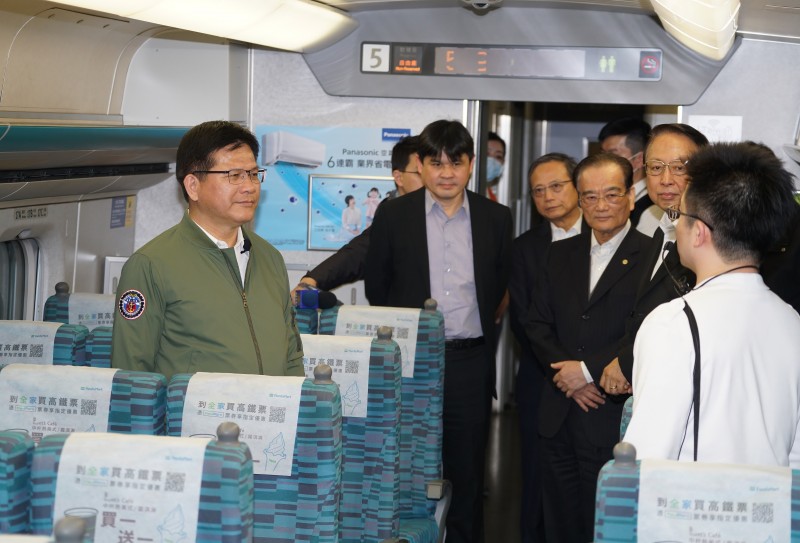20200225-交通部長林佳龍25日視察台灣高鐵車廂防疫工作。（盧逸峰攝）