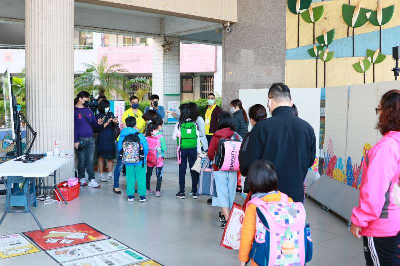 20200225-全國高中職以下25日紛紛迎接開學,高雄市長韓國瑜一早前往左營新上國小迎接學生上學,視察校園防疫流程工作。(高雄市政府提供) 20200225-全國高中職以下25日紛紛迎接開學,高雄市長韓國瑜一早前往左營新上國小迎接學生上學,視察校園防疫流程工作。(高雄市政府提供)