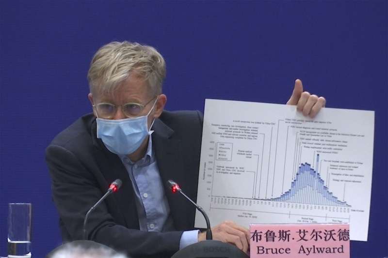 WHO高級顧問布魯斯.艾爾沃德在北京說明疫情。(美聯社) WHO高級顧問布魯斯.艾爾沃德在北京說明疫情。(美聯社)