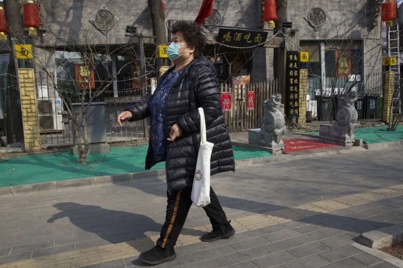 中國武漢肺炎(新冠肺炎)疫情持續延燒,北京市民戴著口罩上街(AP) 中國武漢肺炎(新冠肺炎)疫情持續延燒,北京市民戴著口罩上街(AP)