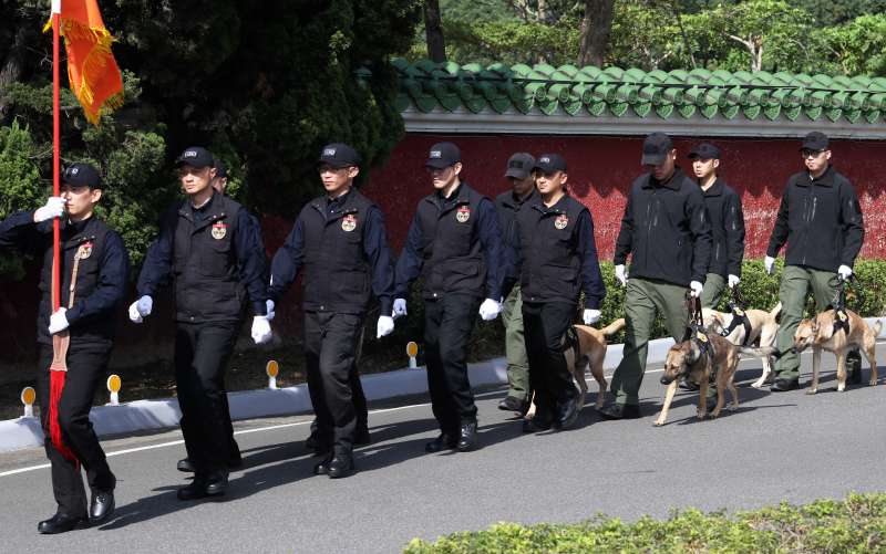20200227-在緝毒犬成軍前,憲兵軍犬以爆裂物偵測為主要任務,並圍繞在特種勤務維安這個核心概念上,其他像是2020年總統大選前夕所啟動的安維7號任務,軍犬(右)亦出現在特勤專業編組隊伍中,整體任務不僅多元亦相當繁重。(蘇仲泓攝) 20200227-在緝毒犬成軍前,憲兵軍犬以爆裂物偵測為主要任務,並圍繞在特種勤務維安這個核心概念上,其他像是2020年總統大選前夕所啟動的安維7號任務,軍犬(右)亦出現在特勤專業編組隊伍中,整體任務不僅多元亦相當繁重。(蘇仲泓攝)