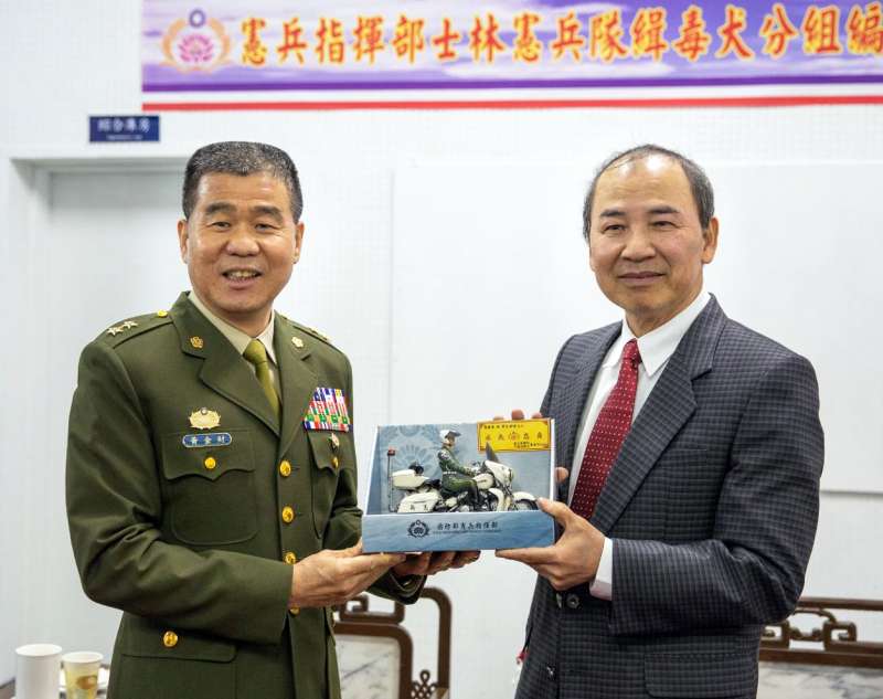 20200227-憲兵近年先後由前指揮官許昌、現任指揮官黃金財(左)和財政部關務署簽署偵爆犬、緝毒犬犬隻轉訓、人才培育領域簽署合作協議,強化憲兵軍犬整體能量,日前緝毒犬分組成軍,關務署亦派員出席,展現雙方良好關係。(取自財政部關務署) 20200227-憲兵近年先後由前指揮官許昌、現任指揮官黃金財(左)和財政部關務署簽署偵爆犬、緝毒犬犬隻轉訓、人才培育領域簽署合作協議,強化憲兵軍犬整體能量,日前緝毒犬分組成軍,關務署亦派員出席,展現雙方良好關係。(取自財政部關務署)