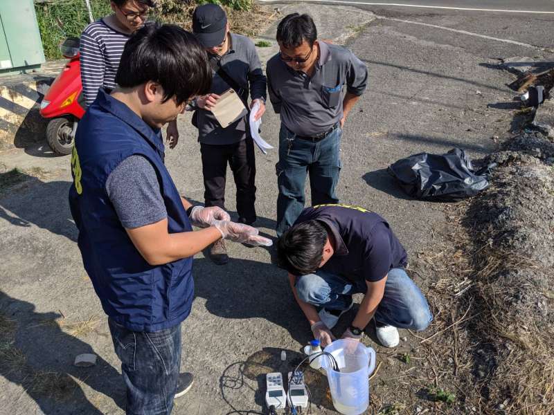 大同圳污染控制及油污清除水質採樣檢測。 (圖/徐炳文攝)