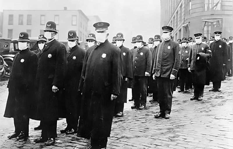 戴口罩的西雅圖警察,1918年12月。圖/維基百科 戴口罩的西雅圖警察,1918年12月。圖/維基百科