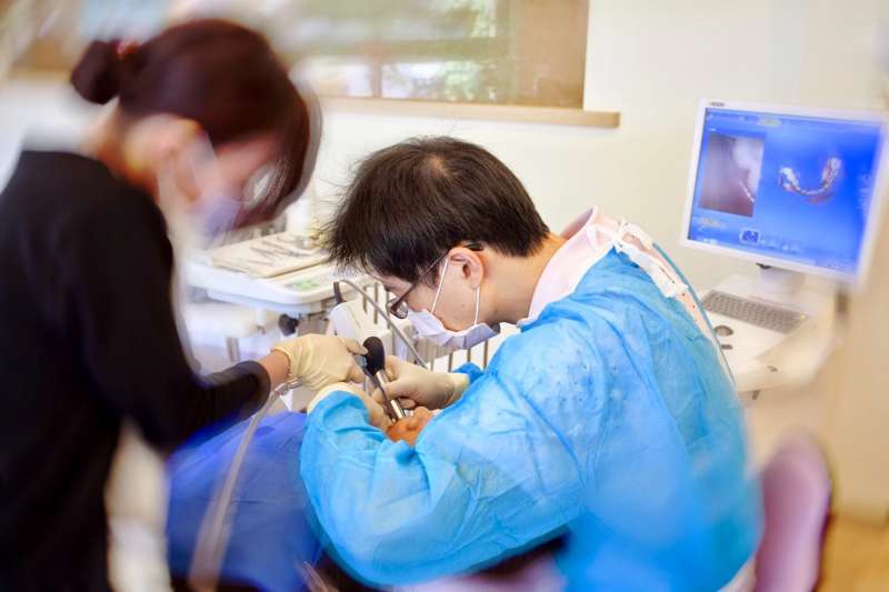 植牙式固定全顎牙橋技術，省卻往返醫院時間  術後當天假牙即可帶回。(圖／悅庭牙醫診所提供)