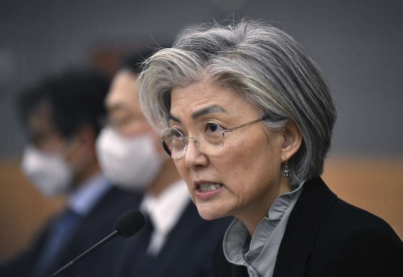 2020年3月,中國武漢肺炎(新冠肺炎)疫情重創南韓,外長康京和親上火線,向各國駐韓大使說明(AP) 2020年3月,中國武漢肺炎(新冠肺炎)疫情重創南韓,外長康京和親上火線,向各國駐韓大使說明(AP)
