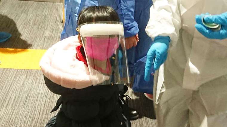3月10日第2次武漢包機返台國人中有許多年幼兒童,防疫人員貼心手工製作符合小朋友體型的防護面罩,以保護兒童全程安全。(圖/中央流行疫情指揮中心提供) 3月10日第2次武漢包機返台國人中有許多年幼兒童,防疫人員貼心手工製作符合小朋友體型的防護面罩,以保護兒童全程安全。(圖/中央流行疫情指揮中心提供)